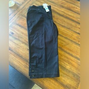 Alfred Dunner black Capri slack size 16. NWT elastic waistband
